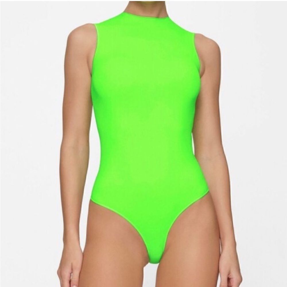 NWT SKIMS essential bodysuit crew neck S/M